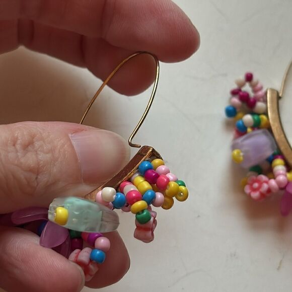 Gold tone pink seed bead fringed elongated hoop funky statement fashion earrings - Picture 4 of 5